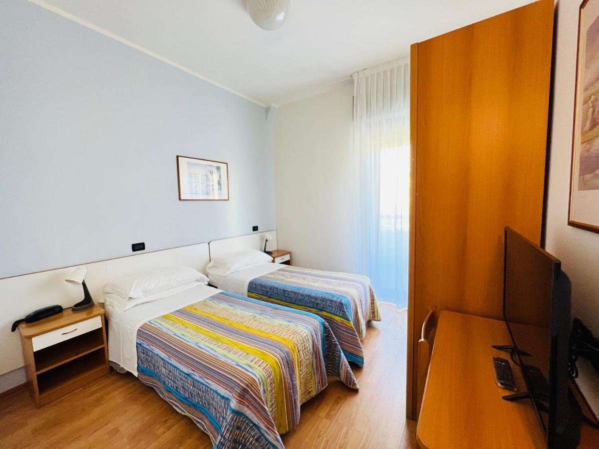 Hotel Betty B&B Rimini Exterior foto